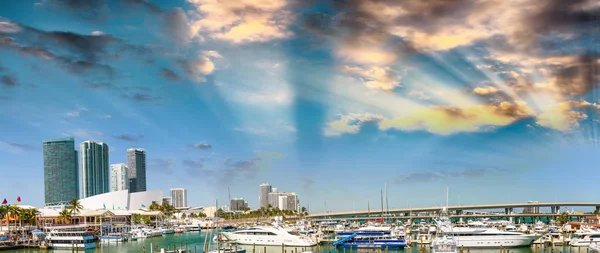 Miami pequeño puerto con barcos al atardecer, Florida — Foto de Stock