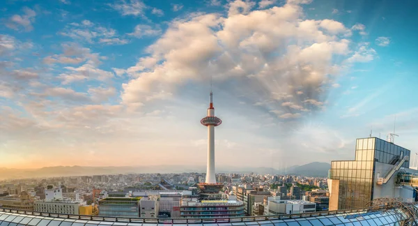 Kyoto vista aerea al tramonto con torre e skyline della città — Foto Stock