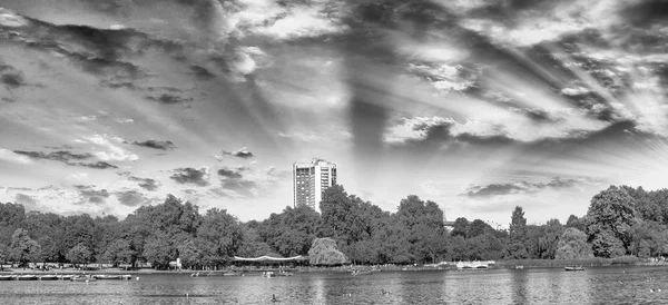 Sunset in London Hyde Park, panoramic view — Stock Photo, Image