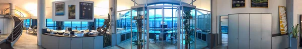 Панорамный вид на интерьер современного офиса — стоковое фото