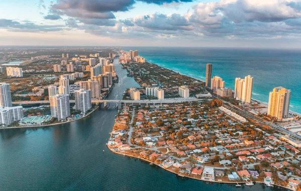 Causeway, a folyó és a skyline, Miami Beach, Nézd a helikopter — Stock Fotó