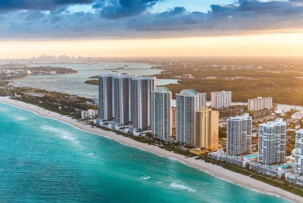 Miami Beach skyscapers ve şehir manzarası arka plan üzerinde — Stok fotoğraf