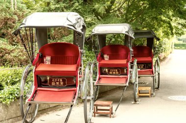 Kyoto - Nisan 2016: Çekti rickshaws içinde bir şehir parkı. Ricskshaws