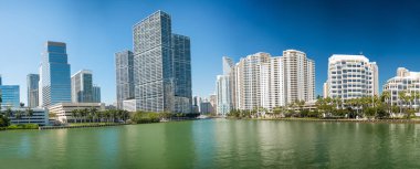 Miami - Şubat 2016: Brickell anahtar binalar güneşli bir günde. Mi