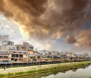nehrin kuzeyinde düşük şehir binaları 