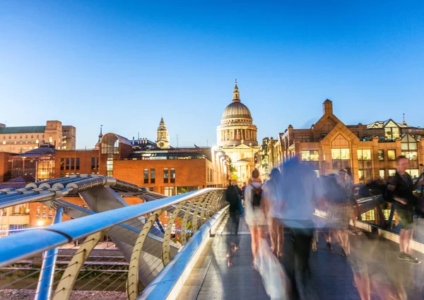 Millennium Bridge y St Paul, Londres de noche —  Fotos de Stock