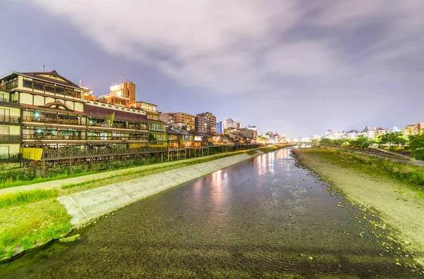 Kjóto, Japonsko. Západ slunce na panoráma města podél řeky — Stock fotografie