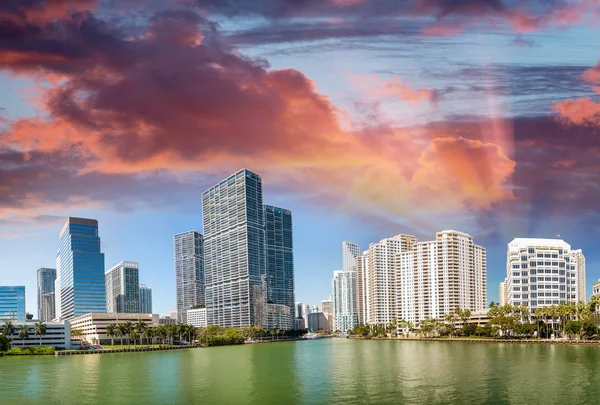 Brickell Key, Miami. De skyline van de stad bij zonsondergang, panoramisch uitzicht — Stockfoto