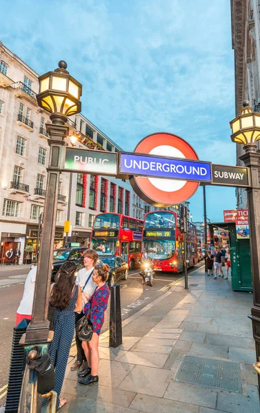 LONDRES - 3 de julio de 2015: Turistas y lugareños en el metro de Piccadilly —  Fotos de Stock