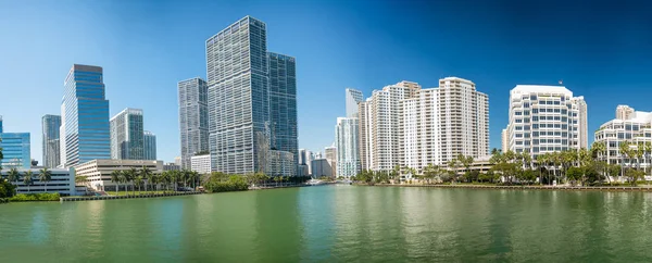 MIAMI - FEVEREIRO 2016: Brickell Principais edifícios em um dia ensolarado. Mi — Fotografia de Stock