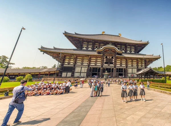 Νάρα, Ιαπωνία - Απρίλιος 2016: Τουρίστες επισκέπτονται το ναό Todai-ji. Nara μου — Φωτογραφία Αρχείου