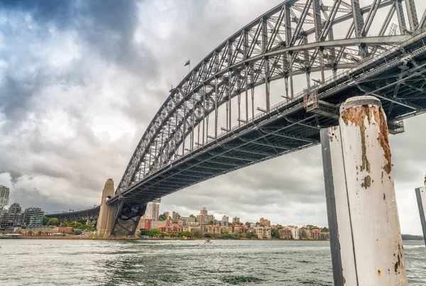 Sydney Harbour Bridge på en mulen dag — Stockfoto