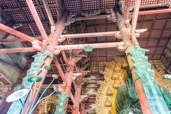 Nara, Japonsko - duben 2016: Interiér Todai-Ji Temple. Je to B — Stock fotografie