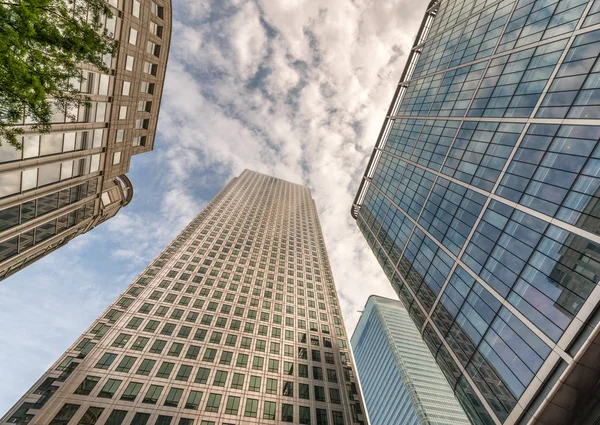 Mot himlen utsikt över Canary Wharf byggnader - London, Storbritannien — Stockfoto