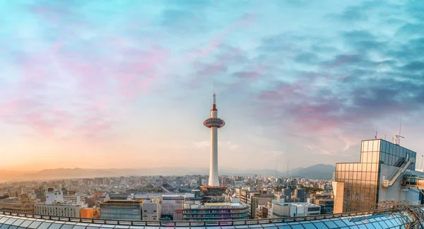 Tramonto su Kyoto. Torre della città e skyline — Foto Stock