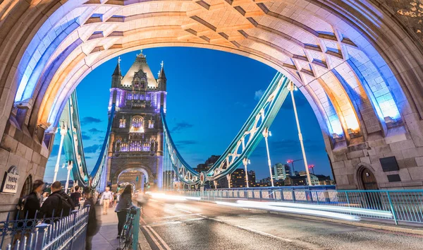 Vista noturna deslumbrante do tráfego Tower Bridge, Londres - Reino Unido — Fotografia de Stock