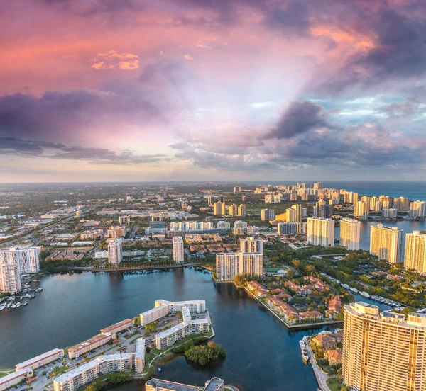 Silhuett av Miami Beach från helikopter vid solnedgången — Stockfoto