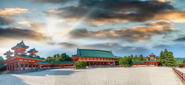 Heian Tapınak, Kyoto ünlü tapınağı. Gün batımında panoramik görünüm