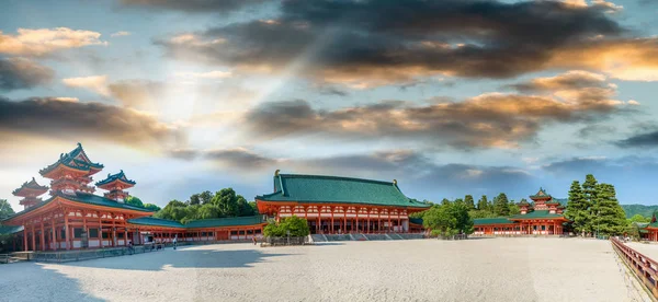 Heian Shrine, slavný chrám v Kjótu. Panoramatický pohled na západ slunce — Stock fotografie