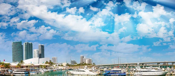 Miami pequeno porto com barcos ao pôr do sol, Flórida — Fotografia de Stock