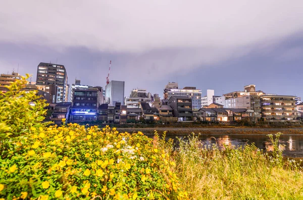 Budynki w Kioto z rzeki refleksje, Japonia — Zdjęcie stockowe