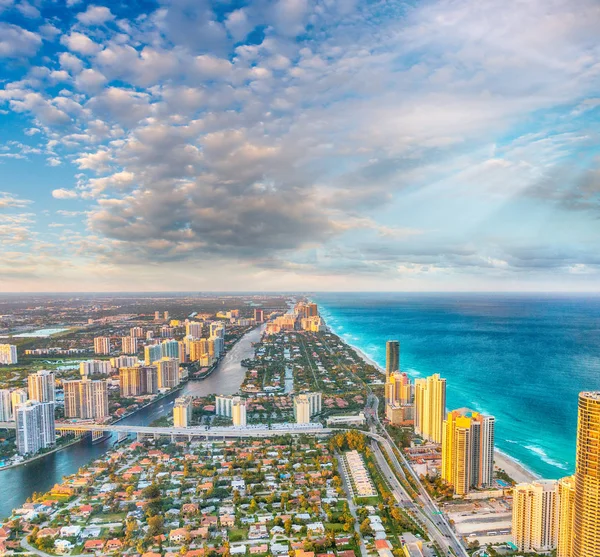 Prachtige skyline van Miami Beach bij zonsondergang, aerial view — Stockfoto