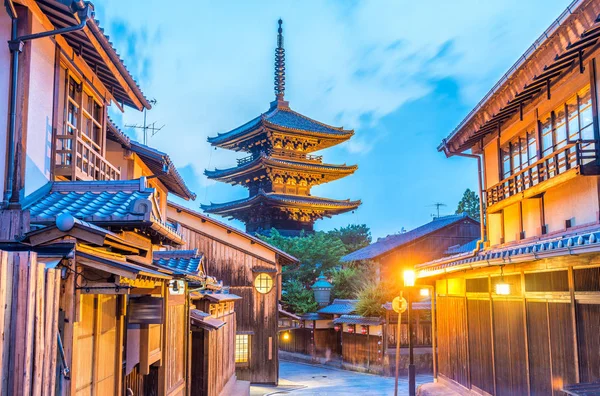 Yasaka Pagoda ve şehir sokak gün batımında, Kyoto, Japonya — Stok fotoğraf