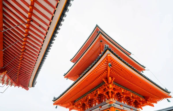 Kiyomizu-dera-Tempel an einem bewölkten Frühlingstag, Kyoto, Japan — Stockfoto
