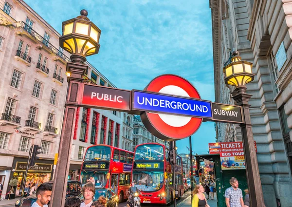 Londen - 3 juli 2015: De toeristen en de lokale bevolking op Piccadilly metro — Stockfoto