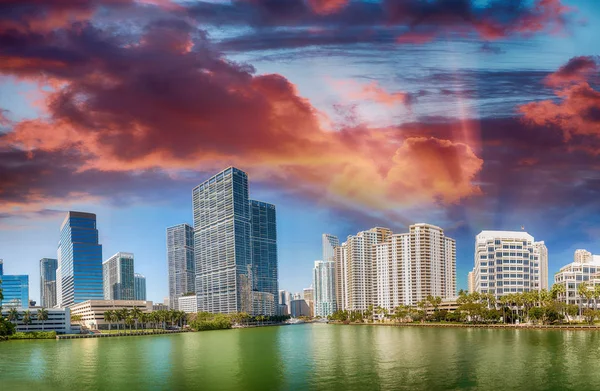 Brickell Key, Miami. Stadens silhuett på solnedgången, panoramautsikt — Stockfoto