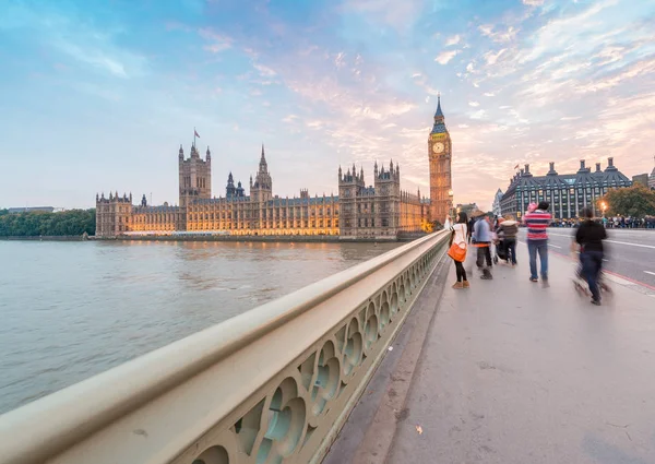 LONDRA - 27 SETTEMBRE 2013: Persone lungo il ponte di Westminster a — Foto Stock
