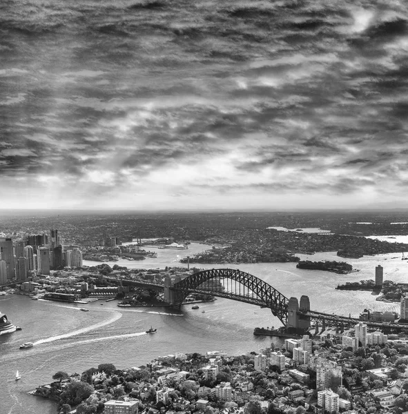 Vista del puente del puerto desde el helicóptero, Sydney, Australia — Foto de Stock