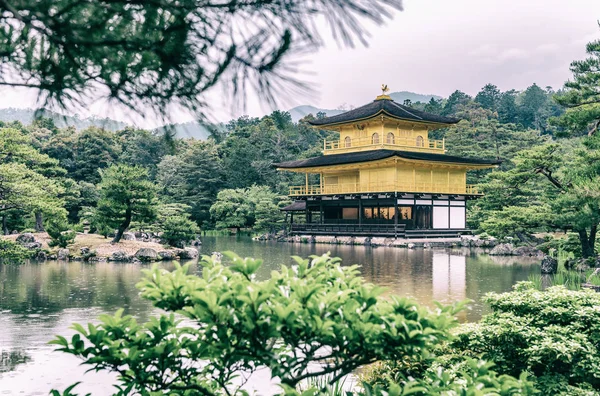 Zlatý pavilon (kinkaku-ji) v Kjótu, Japonsko — Stock fotografie