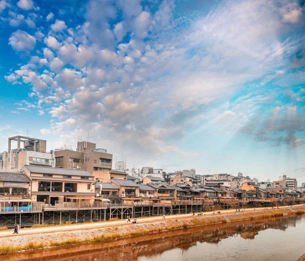Niedrige städtische Gebäude am Ufer des Flusses — Stockfoto