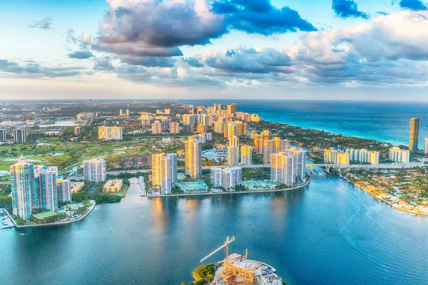 Puesta de sol sobre Miami Beach, vista desde el aire — Foto de Stock
