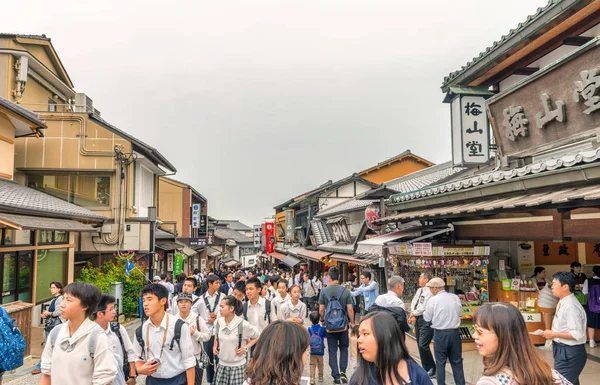 KYOTO, JAPÃO - 28 de maio de 2016: Turistas em Kiyomizu. Kiyomizu é um — Fotografia de Stock