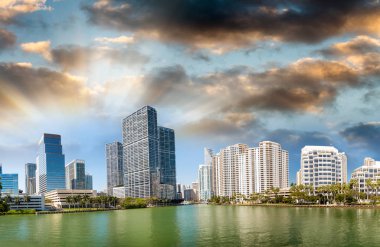 Miami Brickell anahtar. Gün batımı, panoramik manzaraya şehir manzarası