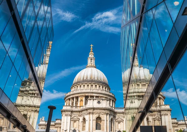 Riflessi in vetro della Cattedrale di San Paolo, Londra — Foto Stock