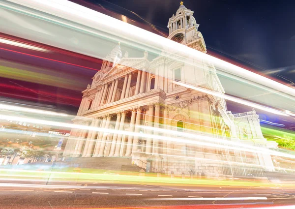 Semaforo di fronte alla Cattedrale di St Paul - Londra — Foto Stock