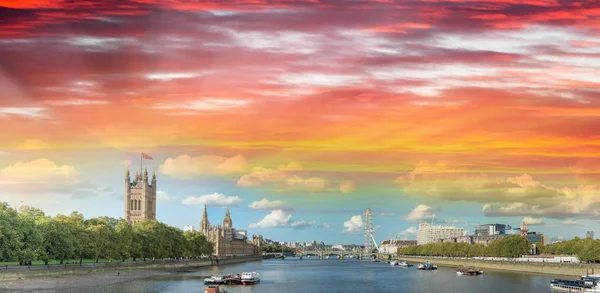 London skyline at sunset along river Thames — Stock Photo, Image