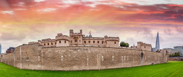 Tower of London schemering, panoramisch uitzicht — Stockfoto