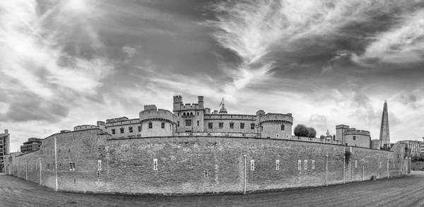 Panoramic black and white view of Tower of London, UK — Stock Photo, Image