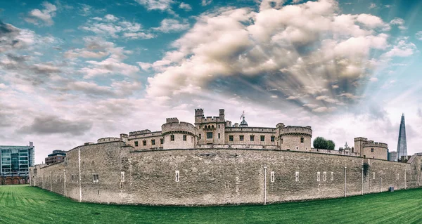 Blick auf das antike Wahrzeichen des Tower of London - Großbritannien — Stockfoto