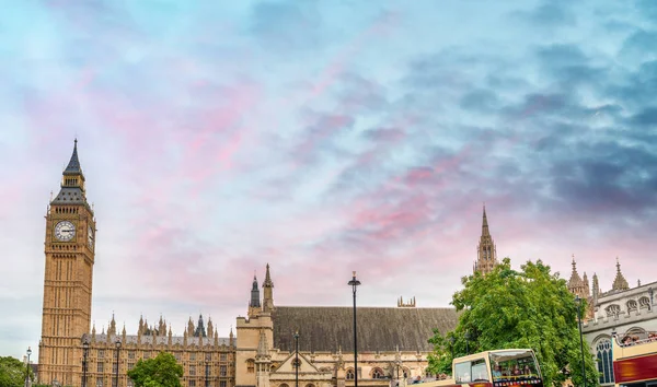 Westminsterský palác a červené autobusy, panoramatický pohled při západu slunce - Lon — Stock fotografie