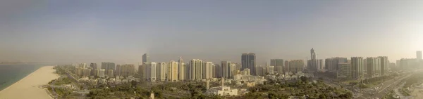 Panoramautsikt över stranden Corniche i Abu Dhabi — Stockfoto