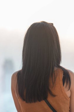 Pencereden bakan genç bir kadın