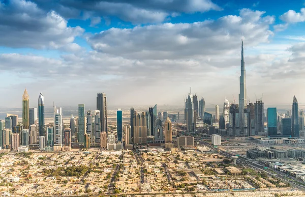 市中心的迪拜天际线鸟瞰阿联酋 — 图库照片