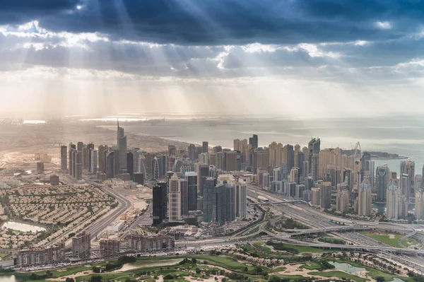 Ciudad de dubai skyline al atardecer —  Fotos de Stock