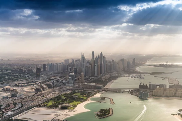 Dubai skyline cidade ao entardecer — Fotografia de Stock