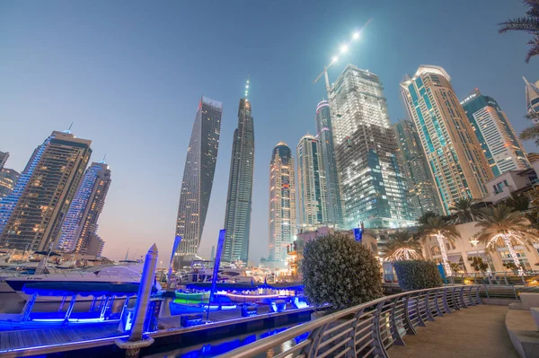 Vista sul tramonto dello skyline di Dubai Marina — Foto Stock